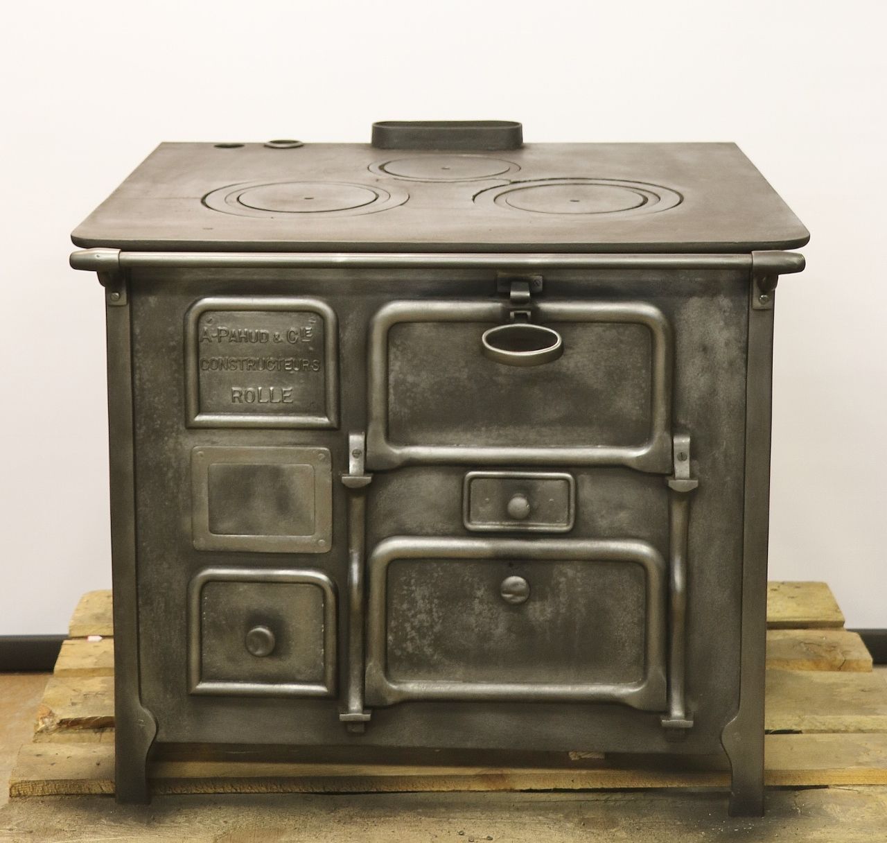 Cucina rustica 2133- Una rara cucina della Svizzera francese della manifattura A-Pahud & Cie. di Rolle.