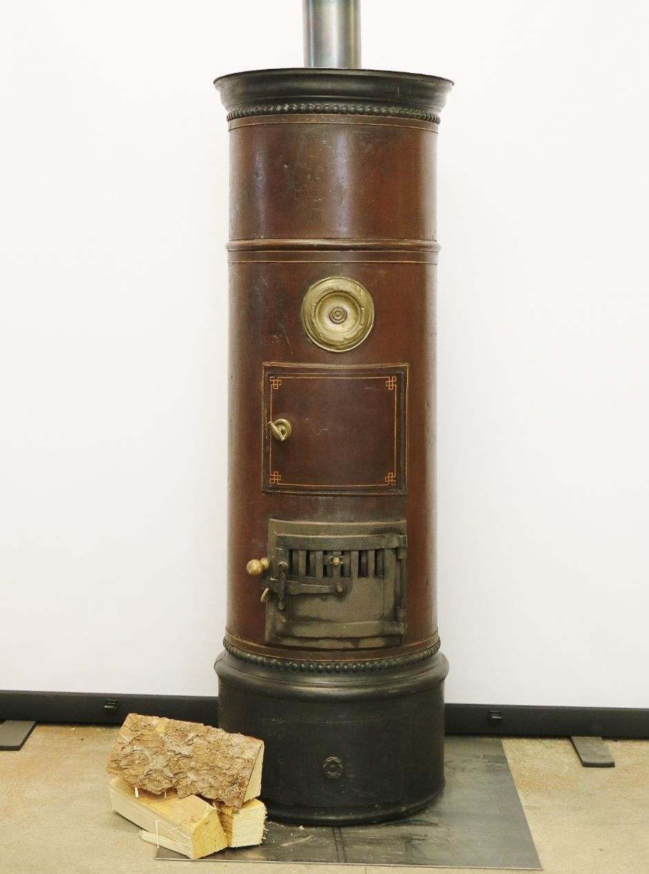 Poêle en fonte No. 2138- Poêle cylindrique suisse dans une belle combinaison de couleurs de la Suisse de l'Est