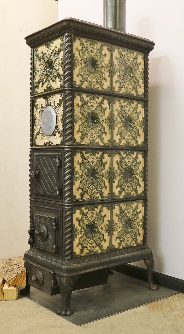 Kachelofen Nr. 2159- Ein sehr schöner mehrfarbiger Lucelle Gestellkachelofen