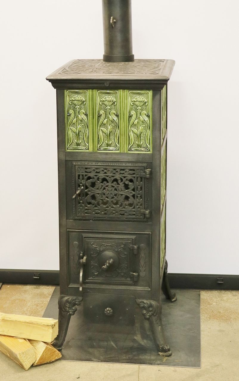 Kachelofen Nr. 2163- Kleiner Gestellkachelofen mit MAL Gussarmaturen und Maigrünen Kacheln