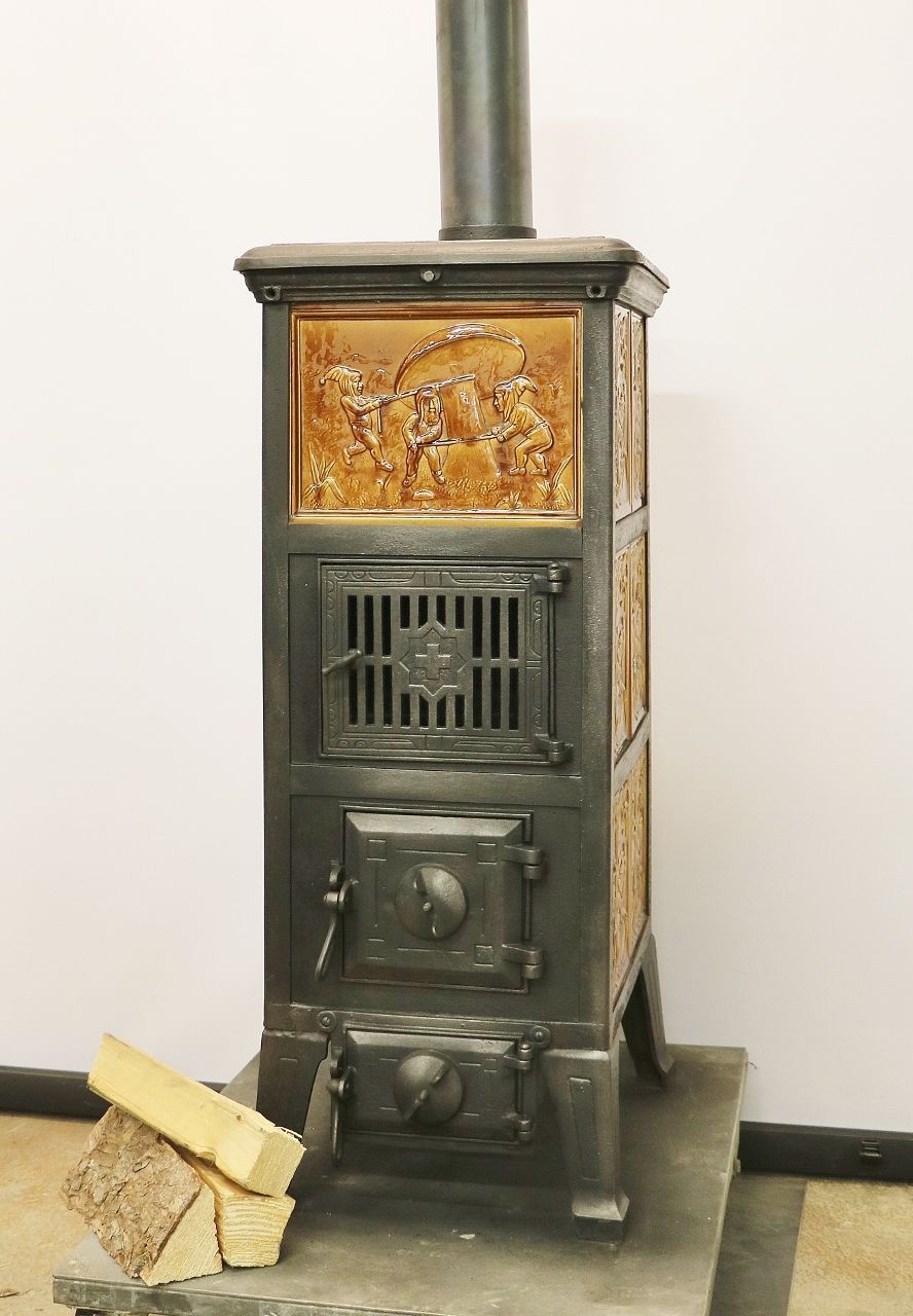 Kachelofen Nr. 2166- Gestellkachelofen mit Zwergenmotiv auf der Frontkachel
