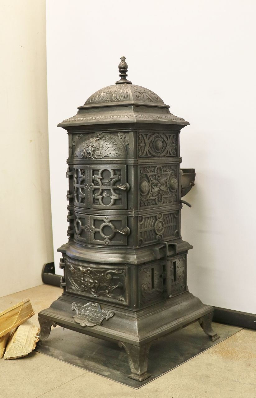 Poêle en fonte N° 2178- Magnifique poêle en fonte richement décoré de Junker & Ruh en Allemagne