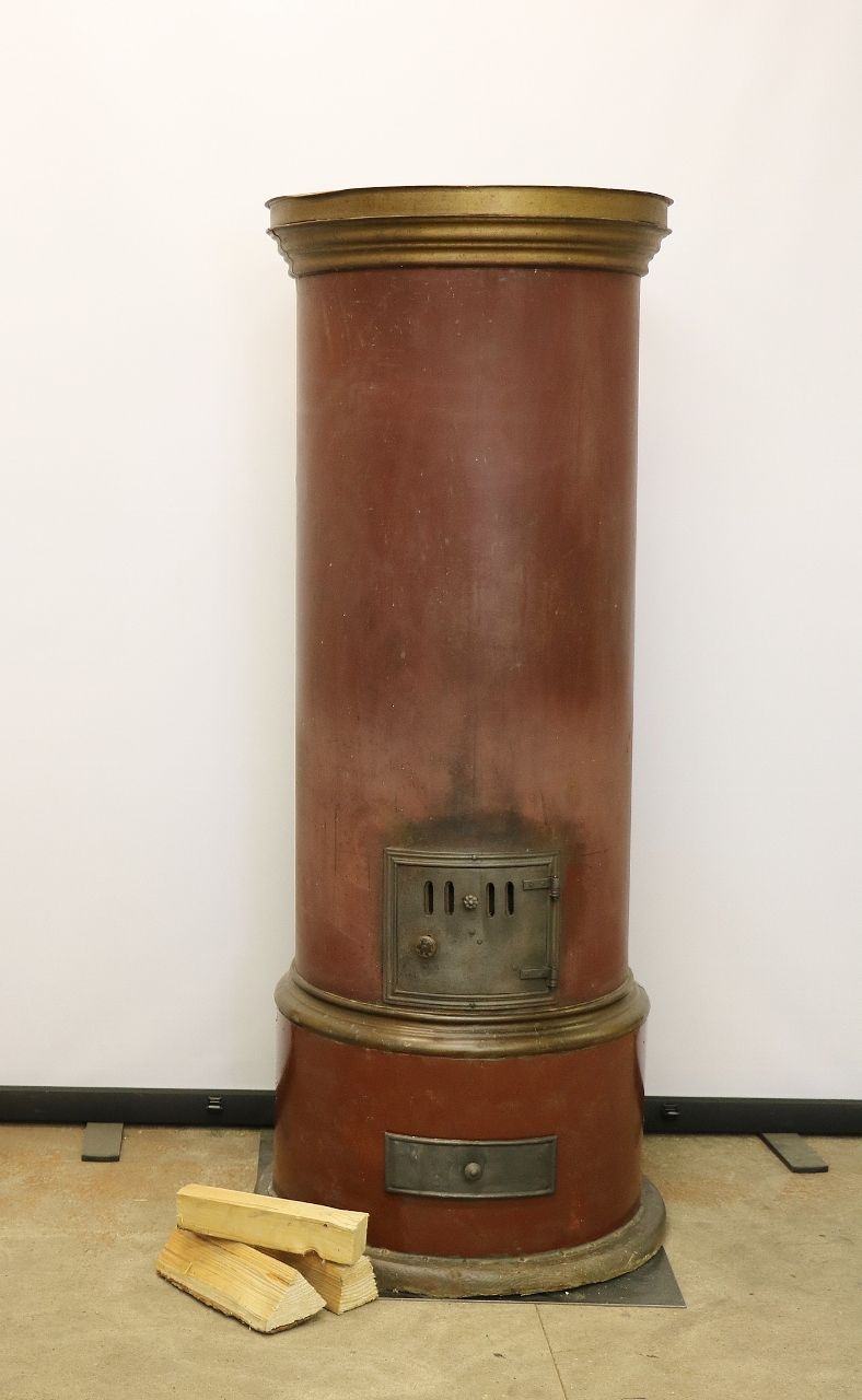 Poêle en fonte Nr. 2184- Poêle cylindrique suisse simple avec de beaux composants en laiton