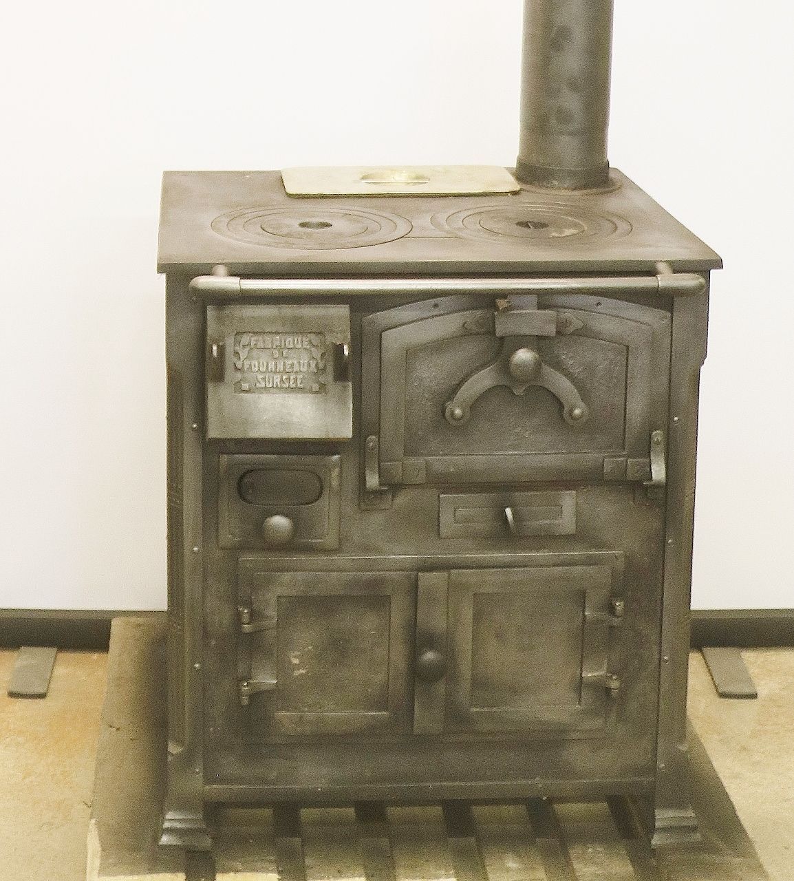 Rustic cooking stove No. 2188- A compact wooden cooking stove from Sursee