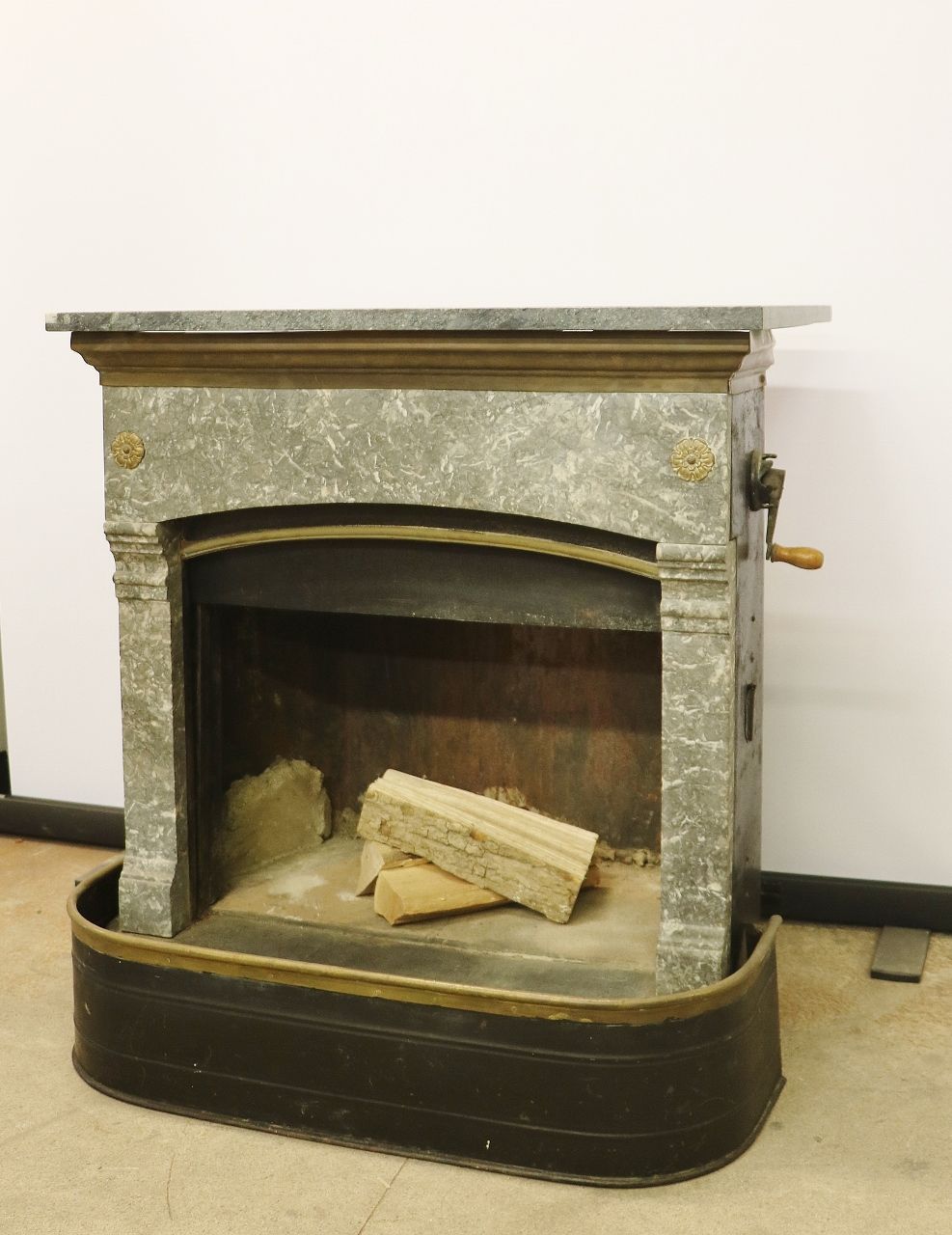 Poêle en fonte N° 2192- Une très belle cheminée parisienne avec un revêtement en pierre naturelle