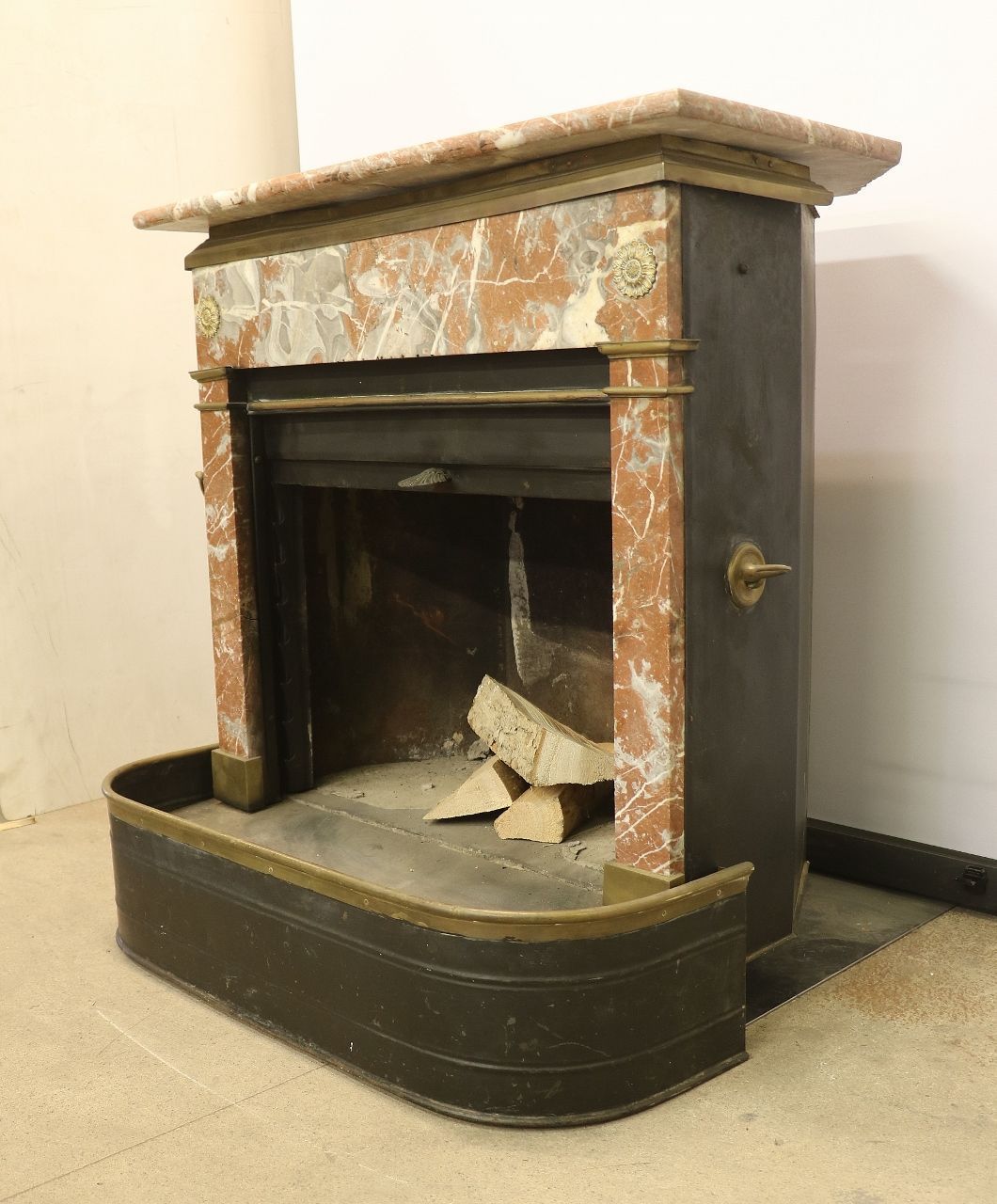 Poêle en fonte N° 2193- Une très belle cheminée parisienne avec un revêtement en pierre naturelle