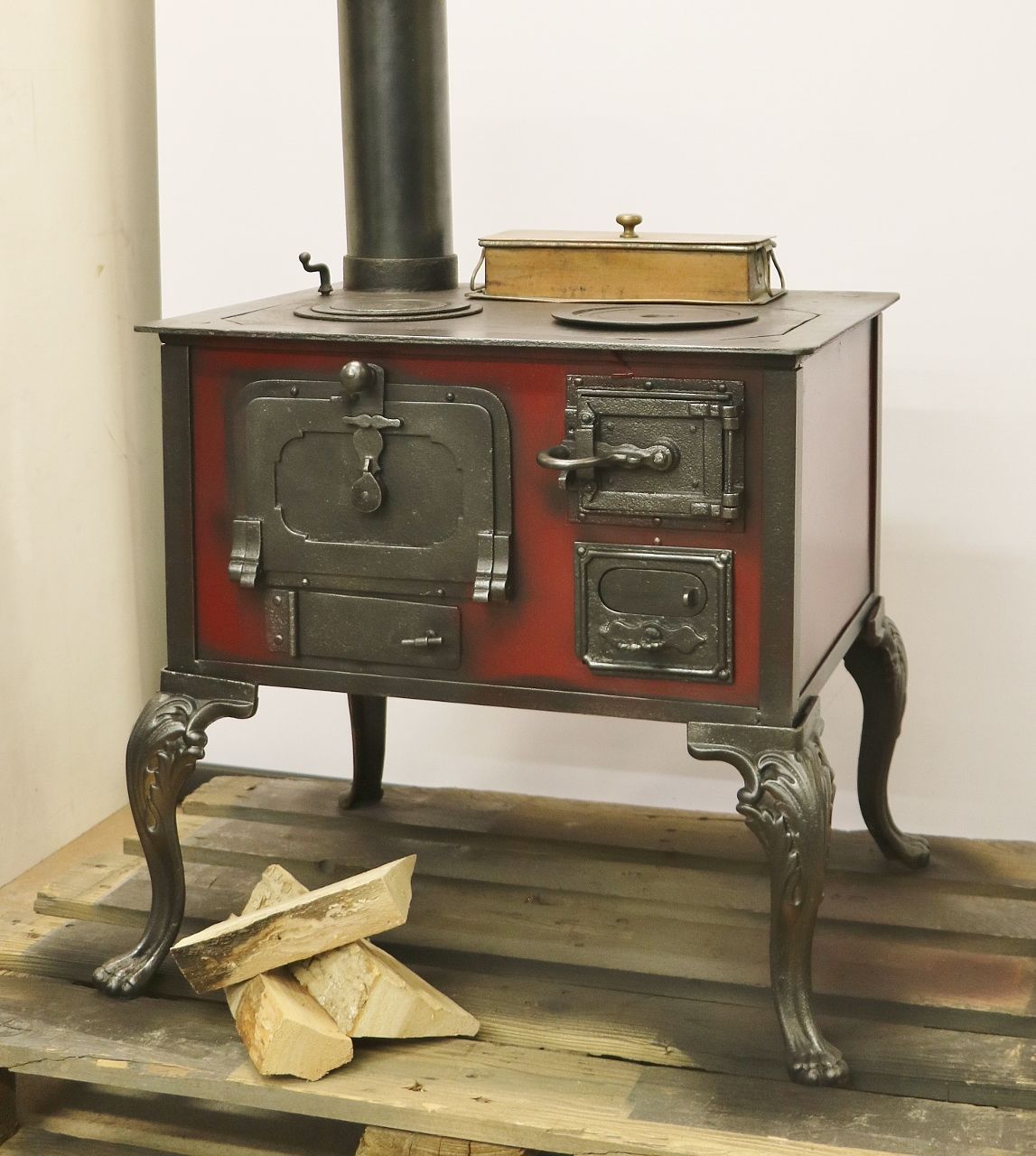 Eleganter Herd Nr. 2195- Ein sehr schöner, zierlicher Kochherd aus der Westschweiz
