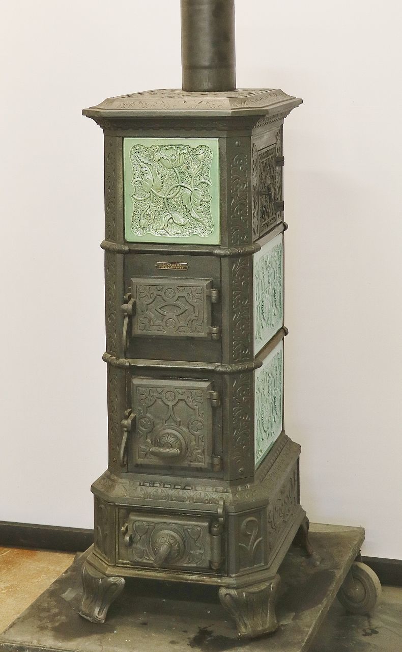 Kachelofen Nr. 2196- Sehr schöner Gestellkachelofen mit MAL Komponenten und mintgrünen Kacheln