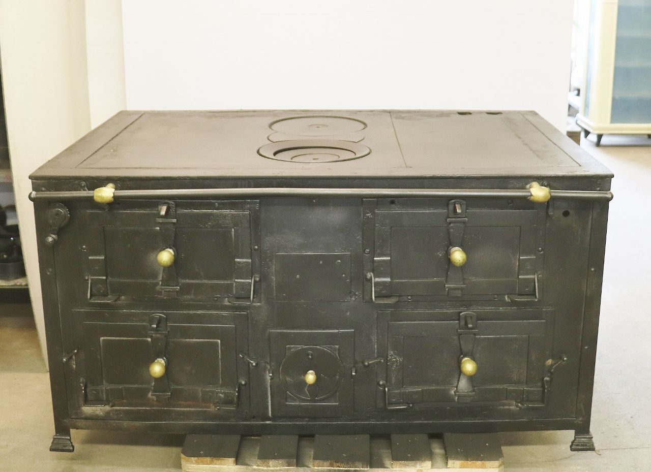 Fourneau rustique Nr. 2198- Un grand fourneau à bois d'une cuisine d'hôtel, optimal pour la transformation en fourneau combiné