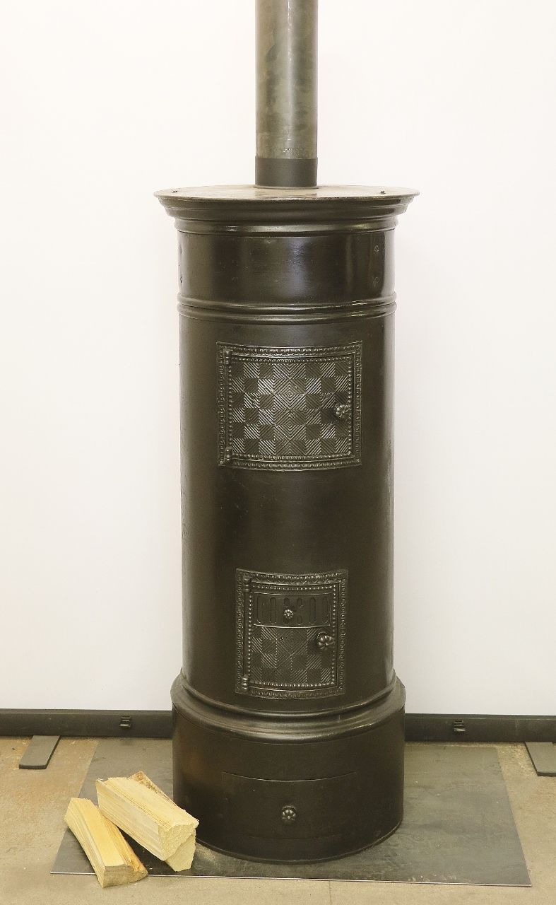 Poêle en fonte N° 2199- Poêle cylindrique suisse de La Chaux-de- Fonds