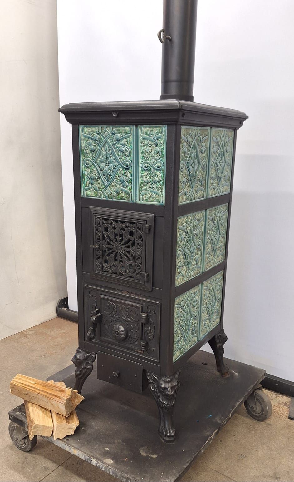 Kachelofen Nr. 2247- Ein Ofen aus einer regionalen Manufaktur mit wunderschönen Zierguss Armaturen