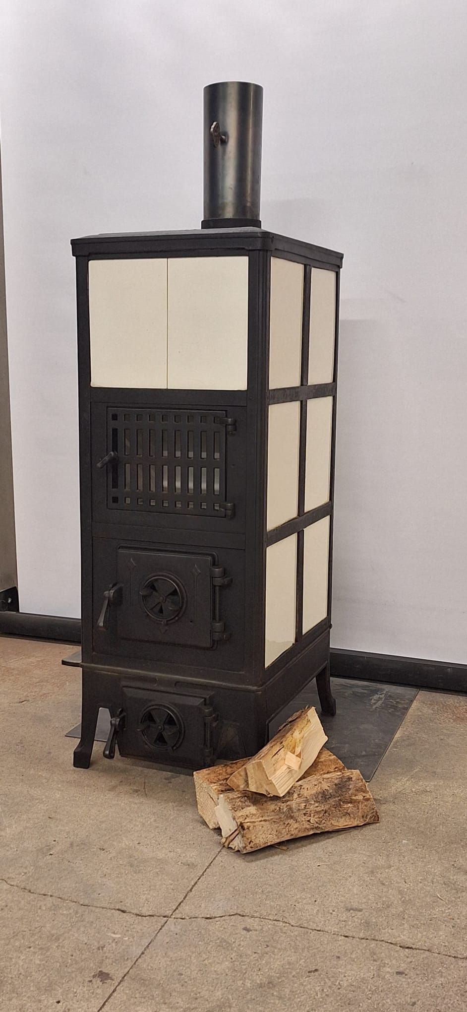 Kachelofen Nr. 2248- Ein einfacher Kluser Ofen mit weissen Kacheln