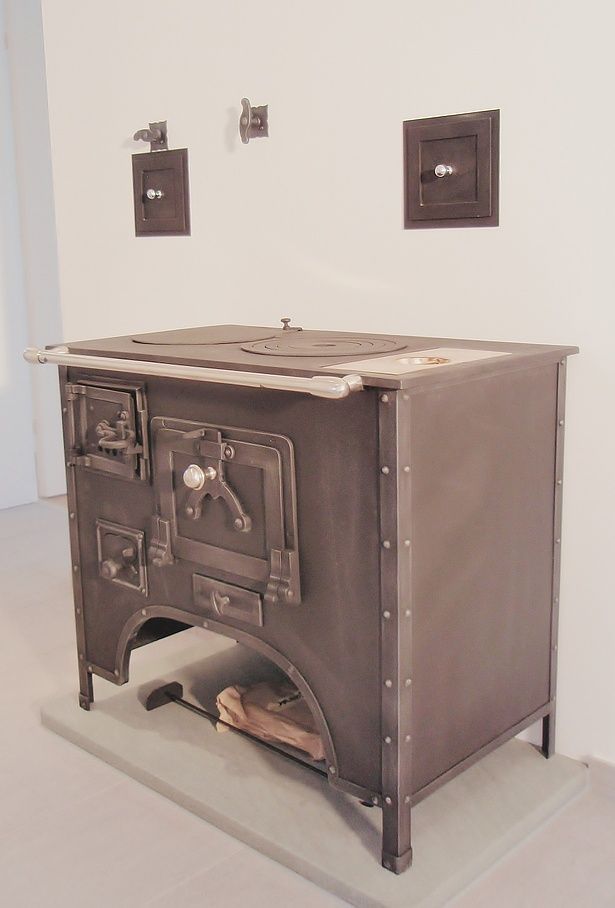 Cucina funzionale con nicchia rotonda in legno, facile da installare