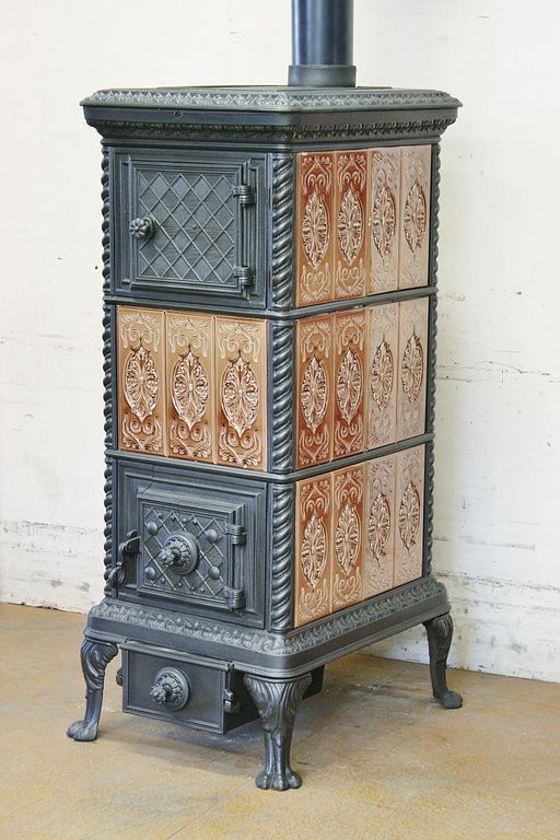 Kachelofen Nr. 680 - Perler Ofen/ Lucelle-Gestellkachelofen ca. 1900, aufgefunden im Jura. Handglasierte, reich verzierte Kacheln in einem sehr schönen, warmen Braunton. Das in der ganzen Schweiz sehr beliebte Zopfleistengestell stammt aus der ehem. Giesserei von Roll/Klus Balsthal SO.