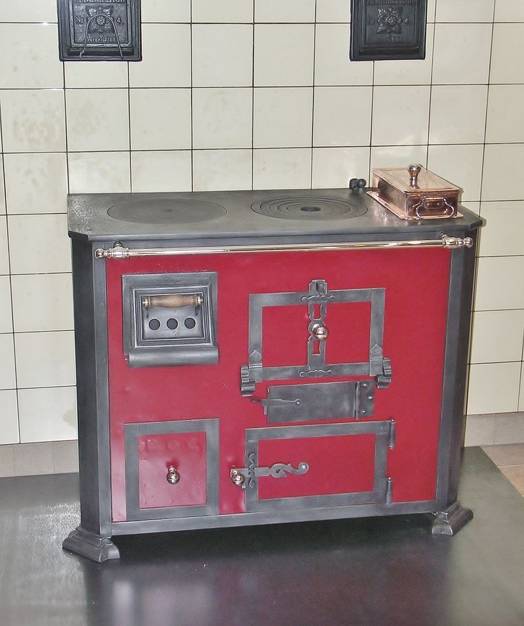 Cucina nella colorazione desiderata, riscaldamento tramite stufa con panca in soggiorno