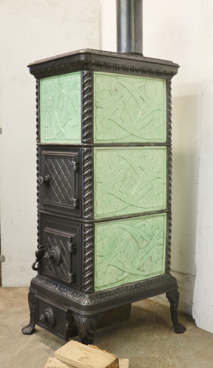 Kachelofen Nr. 59- Lucelle Gestellkachelofen, sehr seltene kunstvoll kreierte Kacheln mit Ginko- Blättern