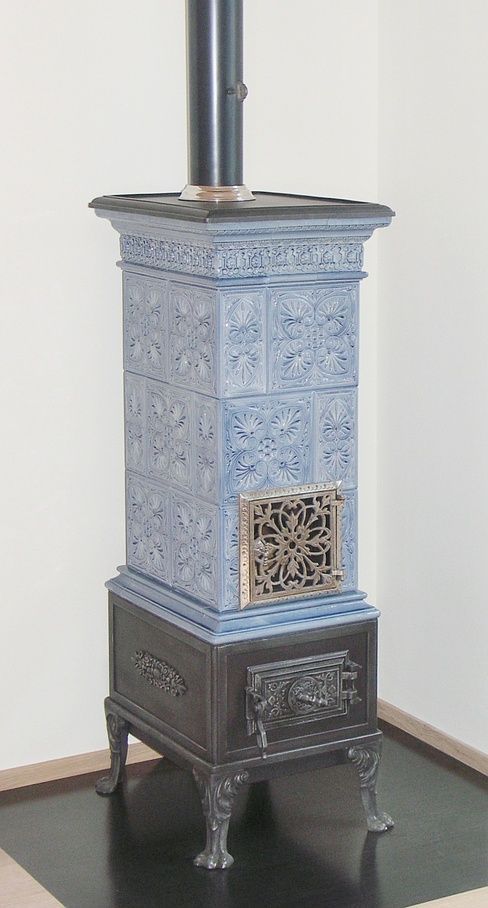 Schlicht-kühler Kachelofen in funktionalem Interieur