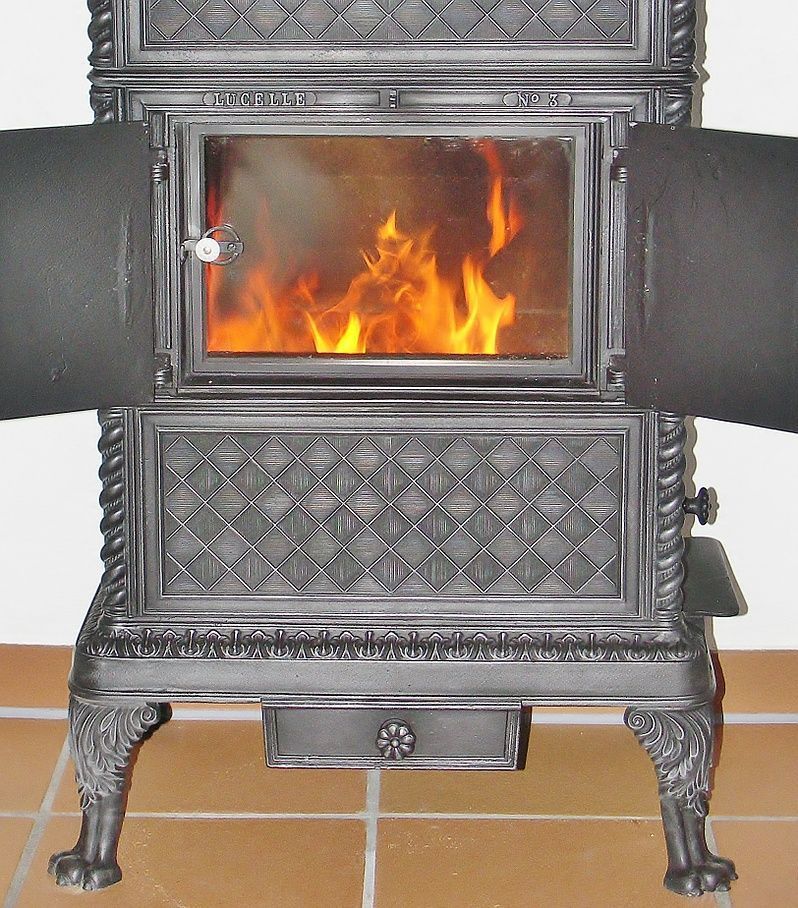 Cast-iron stove Lucelle no. 3, large view of the fire behind two doors