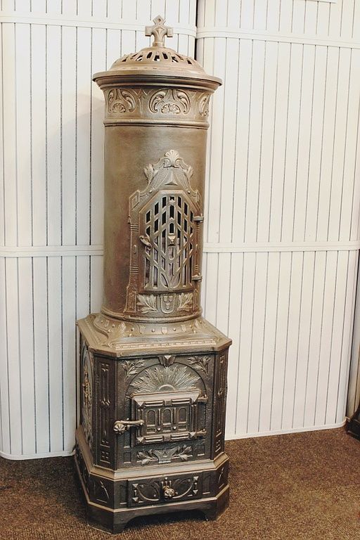 Poêle en fonte n° 144 – Perler Ofen / Poêle en fonte impérial et royal, vers 1900, de la région de l’ancienne monarchie austro-hongroise.