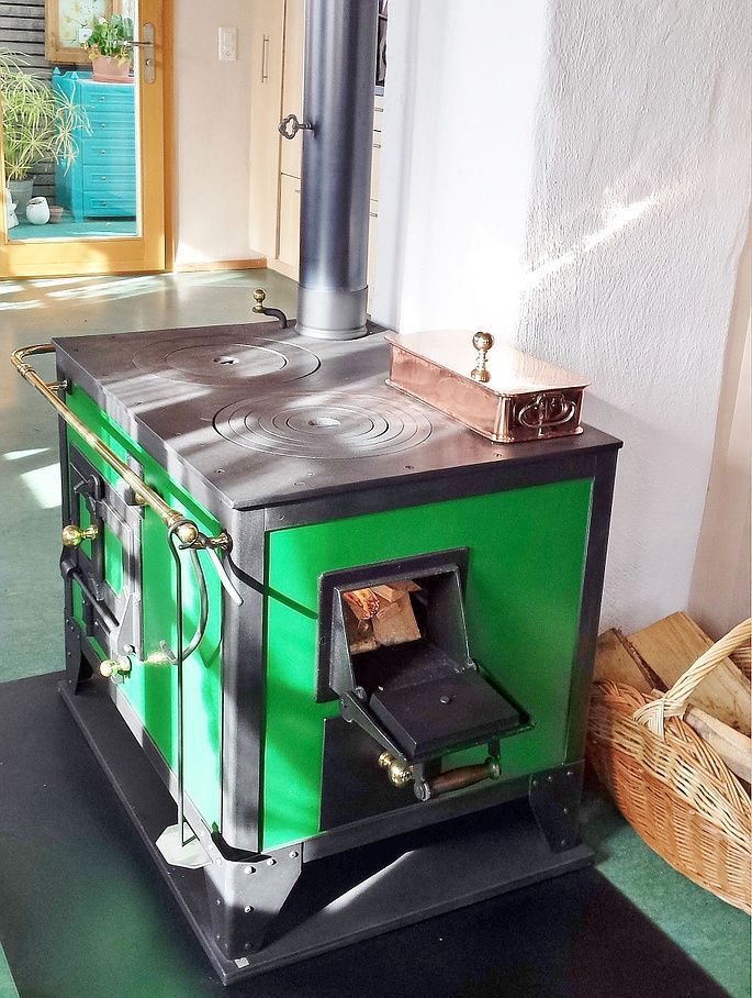 Cucina a legna con focolare a destra risalente al 1900 circa