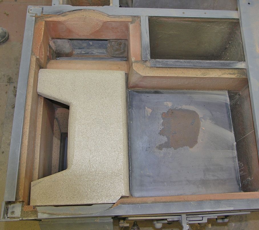 Wood-fired cooking stove with vermiculite inlaid above furnace in accordance with OAPC 08