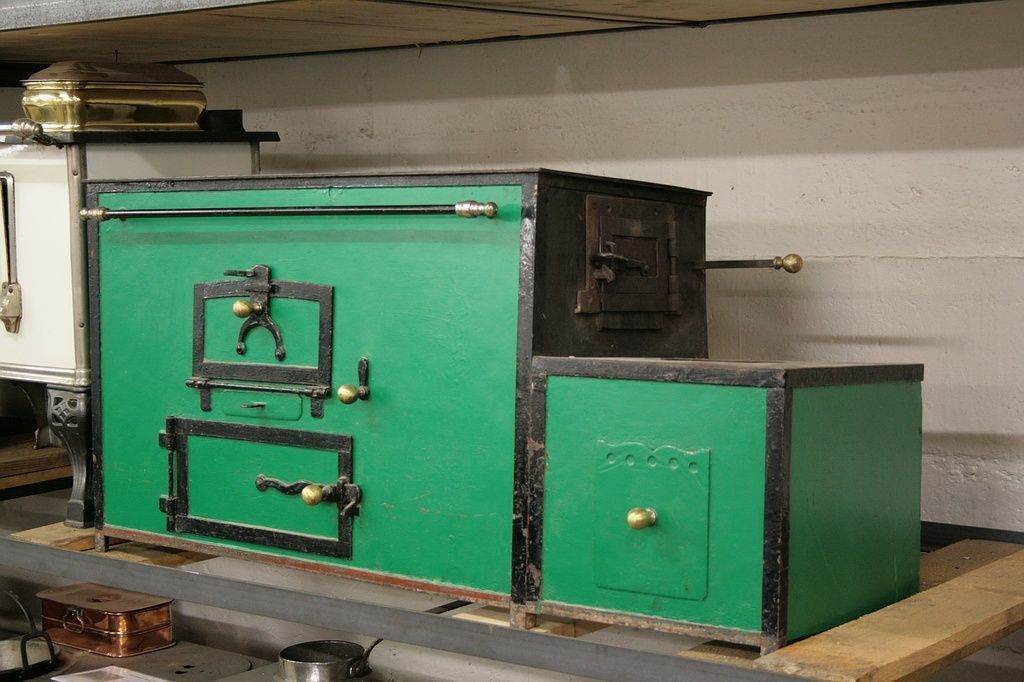 Cucina rustica n. 903 - Perler Ofen/Cucina rustica risalente al 1900 circa con aggiunta (ceneraio) sul lato destro, focolare anch’esso a destra, con 2 piastre di cottura, forno e grande vano portaoggetti.