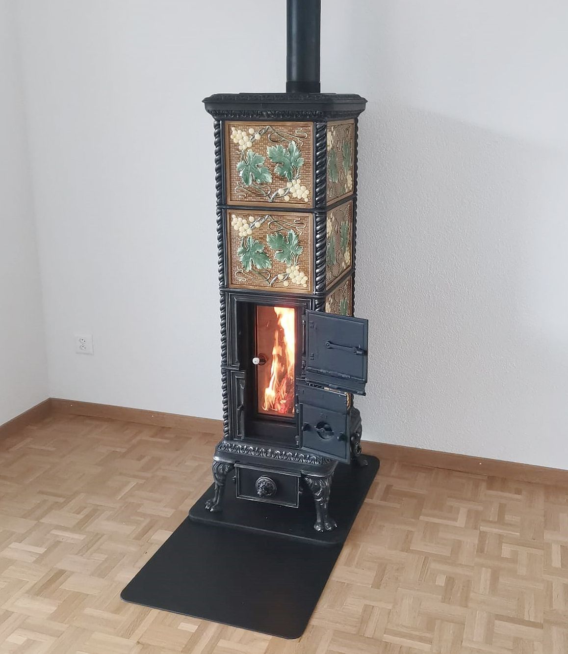 Lucelle Gestellkachelofen mit grosser Feuersicht