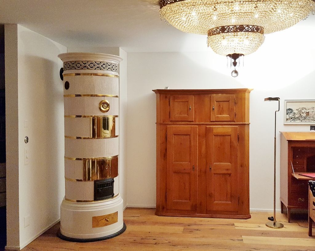 Eleganter hoher Rundkachelofen Biedermeier