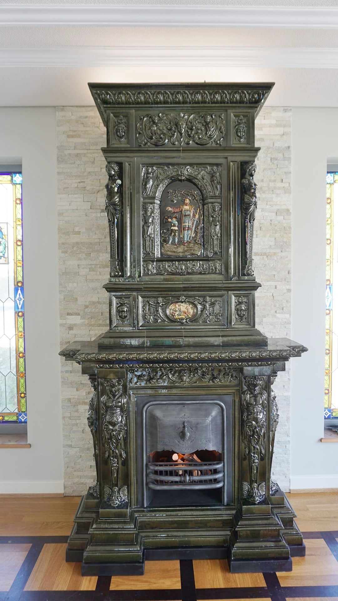 Deutscher Kachelofen ca. 1880 zu Dekorationszwecken aufgebaut