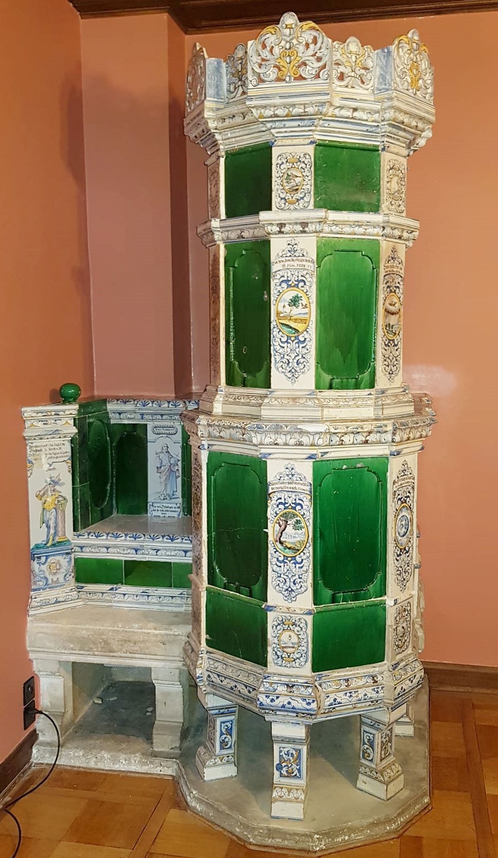 Steckborner Kachelofen von ca. 1750, neu wird der Ofen mit innen verbauten Infrarotpanels beheizt