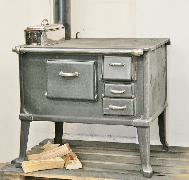 Eleganter Herd Nr. 1336 - Perler Ofen GmbH/ Sarina-Holzherd ca. 1920 aus Alphütte in Rosswald, Wallis. Sehr schöne harmonische Proportionen, angenehme und ideale Arbeitshöhe. 3 Herdplatten/Ringspiele für div. Lochpfannen oder plangedrehte Schnell-Kochplatten für modernste Pfannen. Vernickeltes Wasserschiff, Stange und Knöpfe ebenfalls vernickelt. Grosser Backofen mit Ober- und Unterhitze, grosser langer Feuerraum, welcher auch in der Tiefe um einiges verbessert werden kann.
