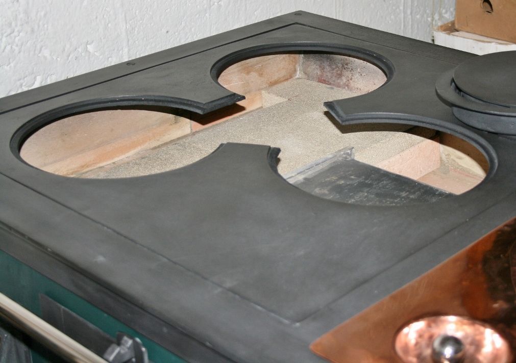 Wood-fired cooking stove furnace insulated with vermiculite in accordance with Swiss OAPC