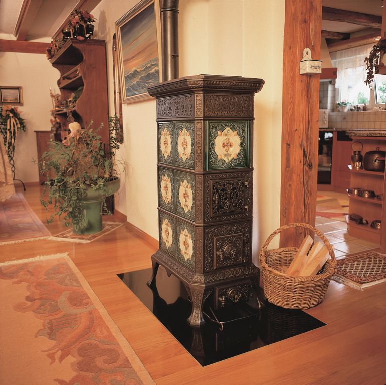 Gestellkachelofen ca. 1880 von der ehem. Ofenfabrik Klus, von Roll Balsthal