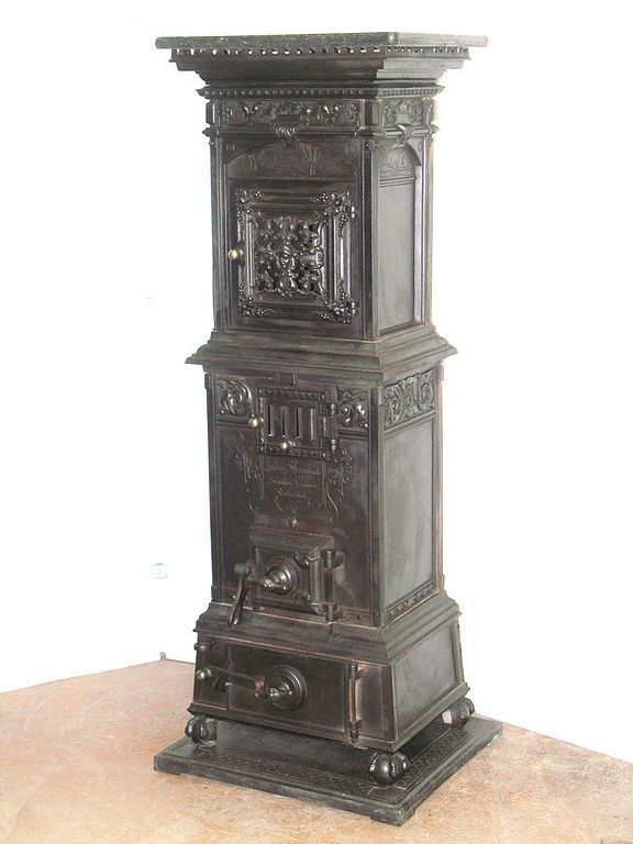 Poêle en fonte n° 900 – Perler Ofen / Poêle en fonte de 1882 (daté dans la fonte), provenant d’un domaine de la noblesse patricienne bernoise à Montet sur Cudrefin. Fabriqué dans la fonderie Julius Wurmbach, Bockenheim Francfort. Les ornements créatifs comportent deux identités: en plus des éléments caractéristiques, on trouve de nombreux éléments fins et extrêmement drôles de haute qualité artisanale.