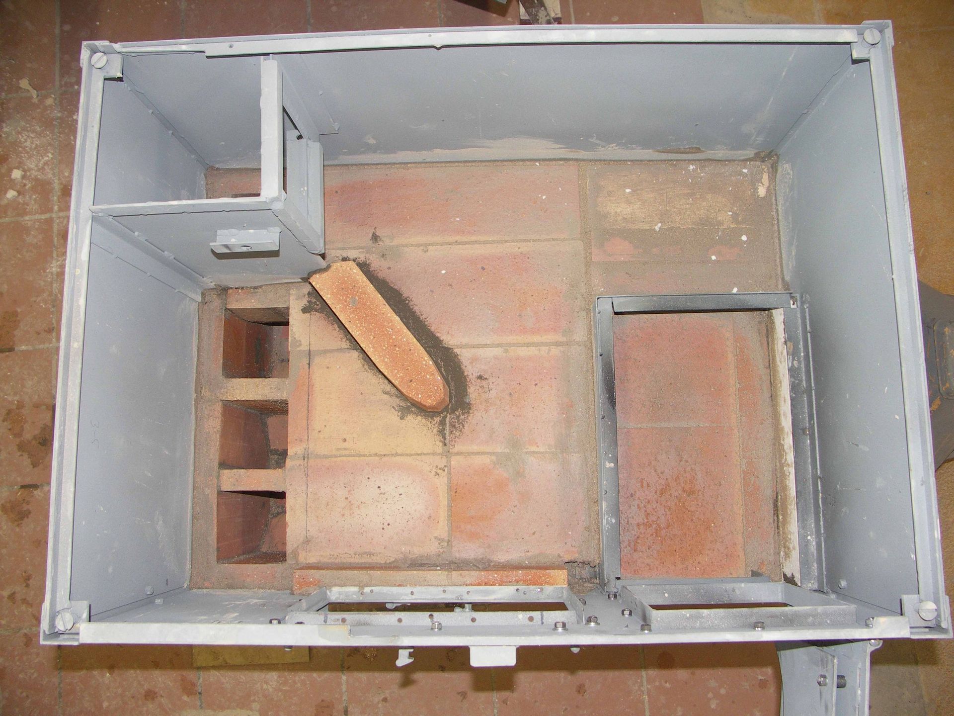 Cooking stove with maximum heat store, flues down to floor (4x)