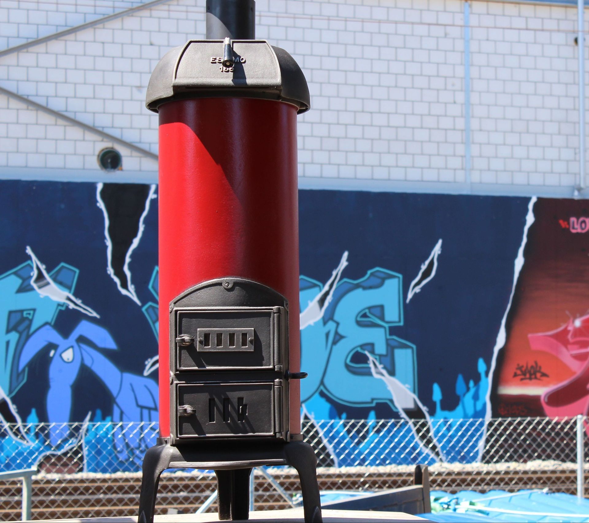 Poêle cylindrique transformé en rouge discret