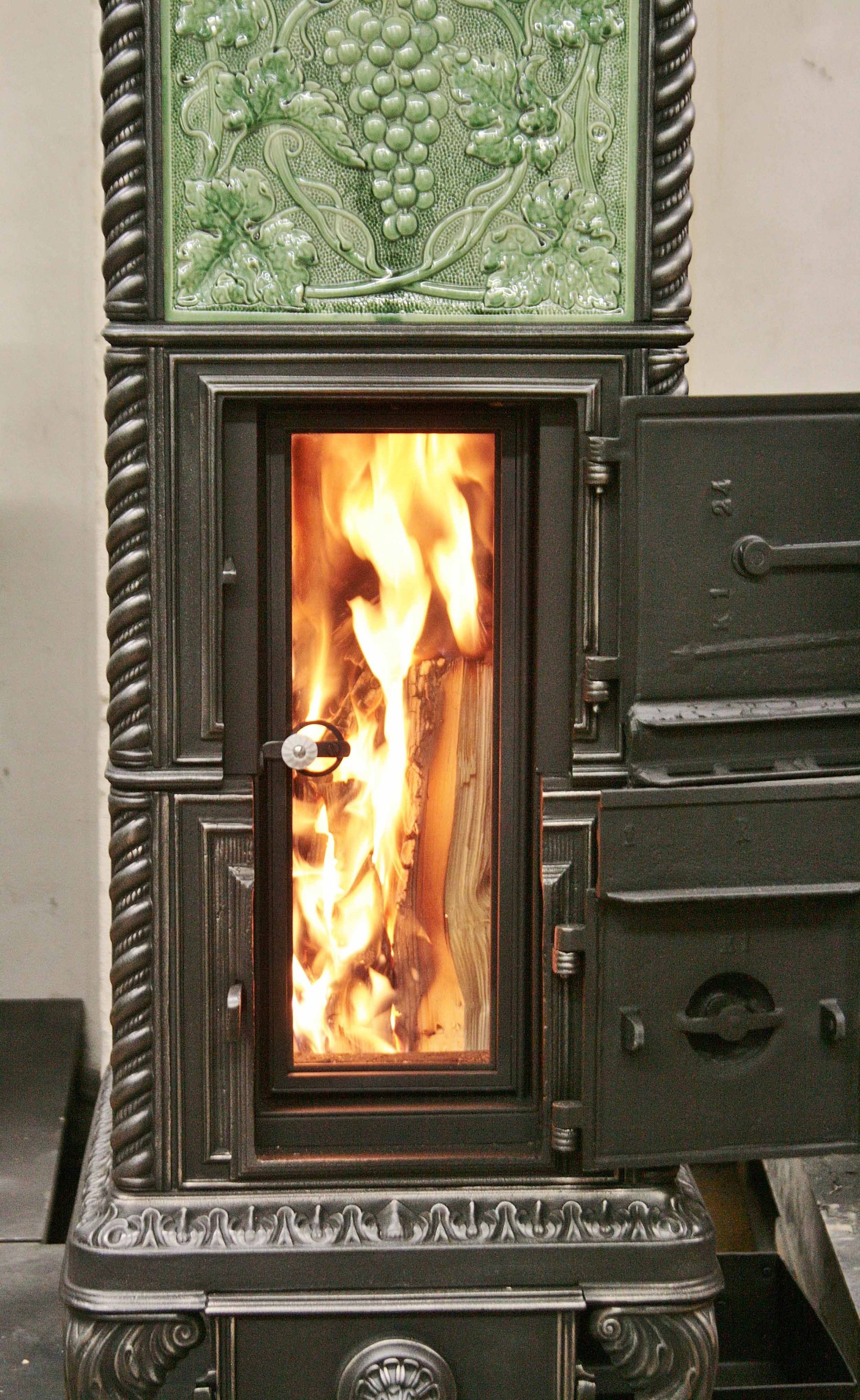 Gallery image Fire viewing panels & fireplace stoves Klus Lucelle stove with large, tall glass door