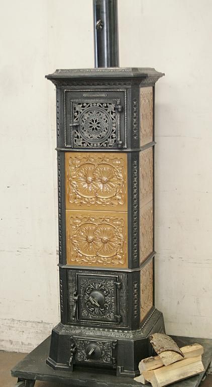 Kachelofen Nr. 1438 - Gestellkachelofen ca. 1900 von Affolter & Christen Basel mit handglasierten Kacheln in einem warmen Braunton und mit ineinander greifendem Margeriten-Motiv. Seltene quadratische Form.