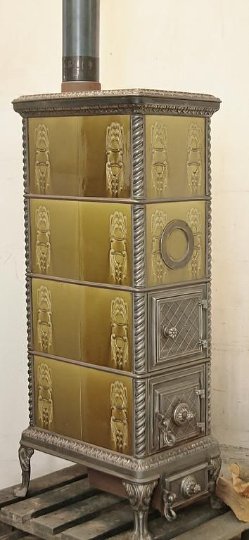 Kachelofen Nr. 1476 - Lucelle-Gestellkachelofen ca. 1920, handglasierte Kacheln in olivgrün mit Art Déco Motiven.