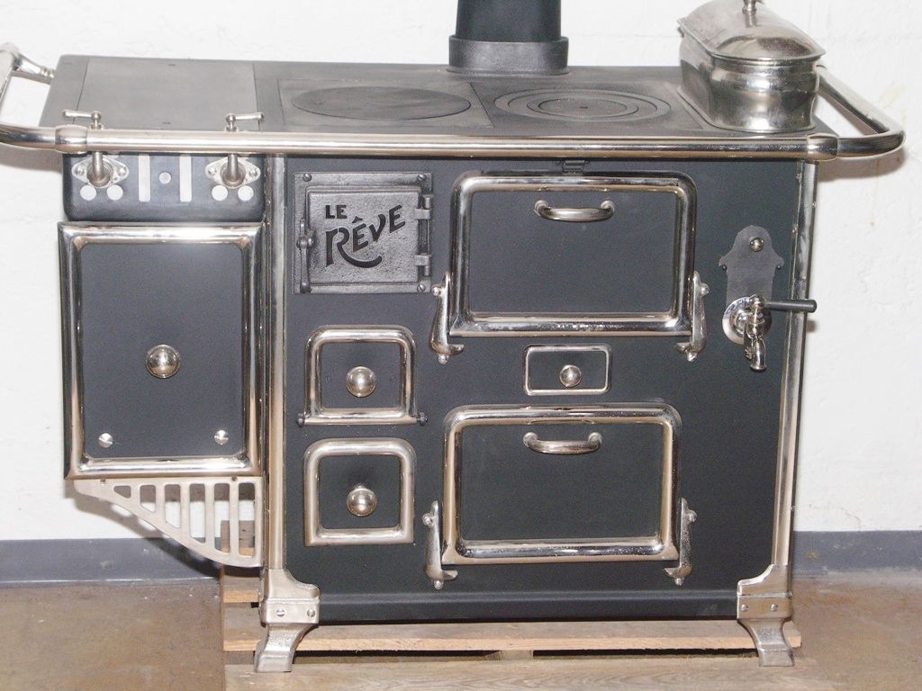 Ancienne cuisinière à bois de «Le Rêve» avec extension latérale de réchaud au gaz