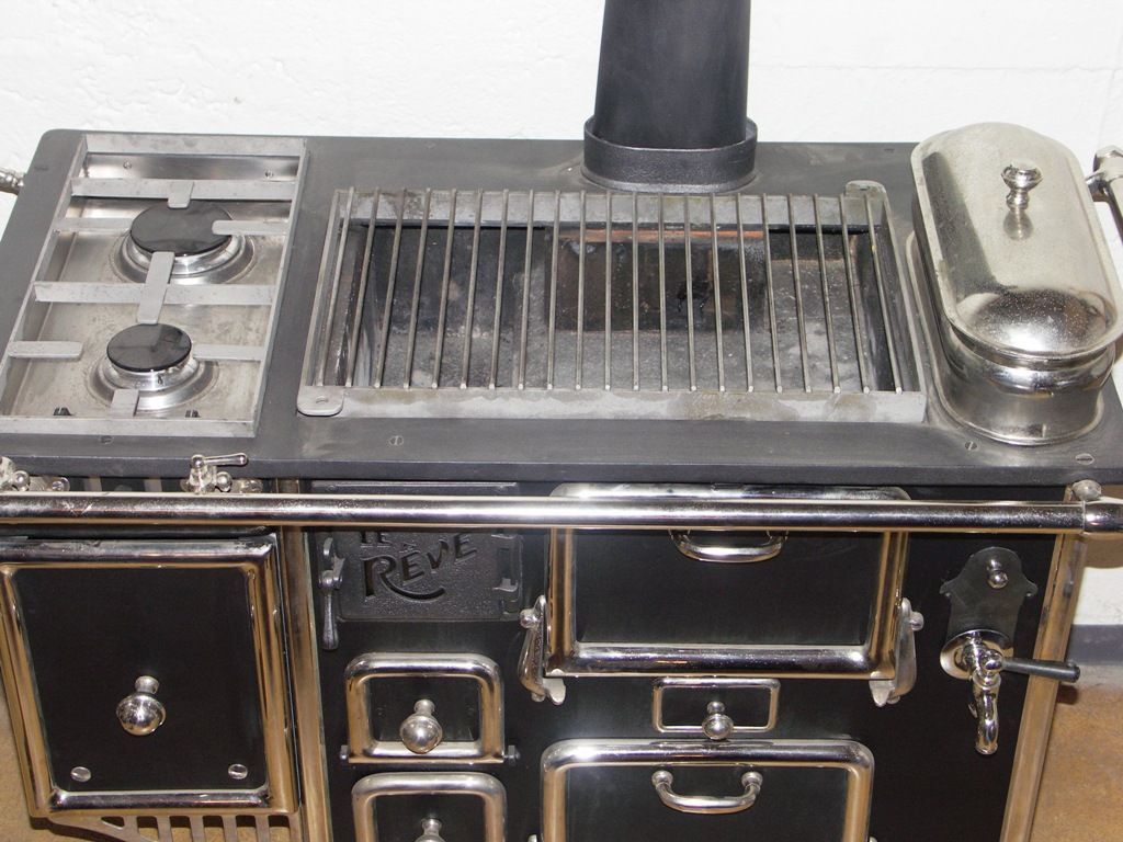 Ancienne cuisinière à bois de «Le Rêve» avec extension latérale de réchaud au gaz