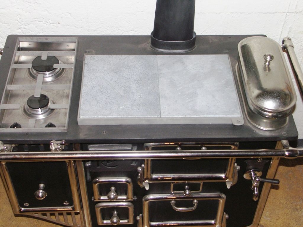 Ancienne cuisinière à bois de «Le Rêve» avec extension latérale de réchaud au gaz