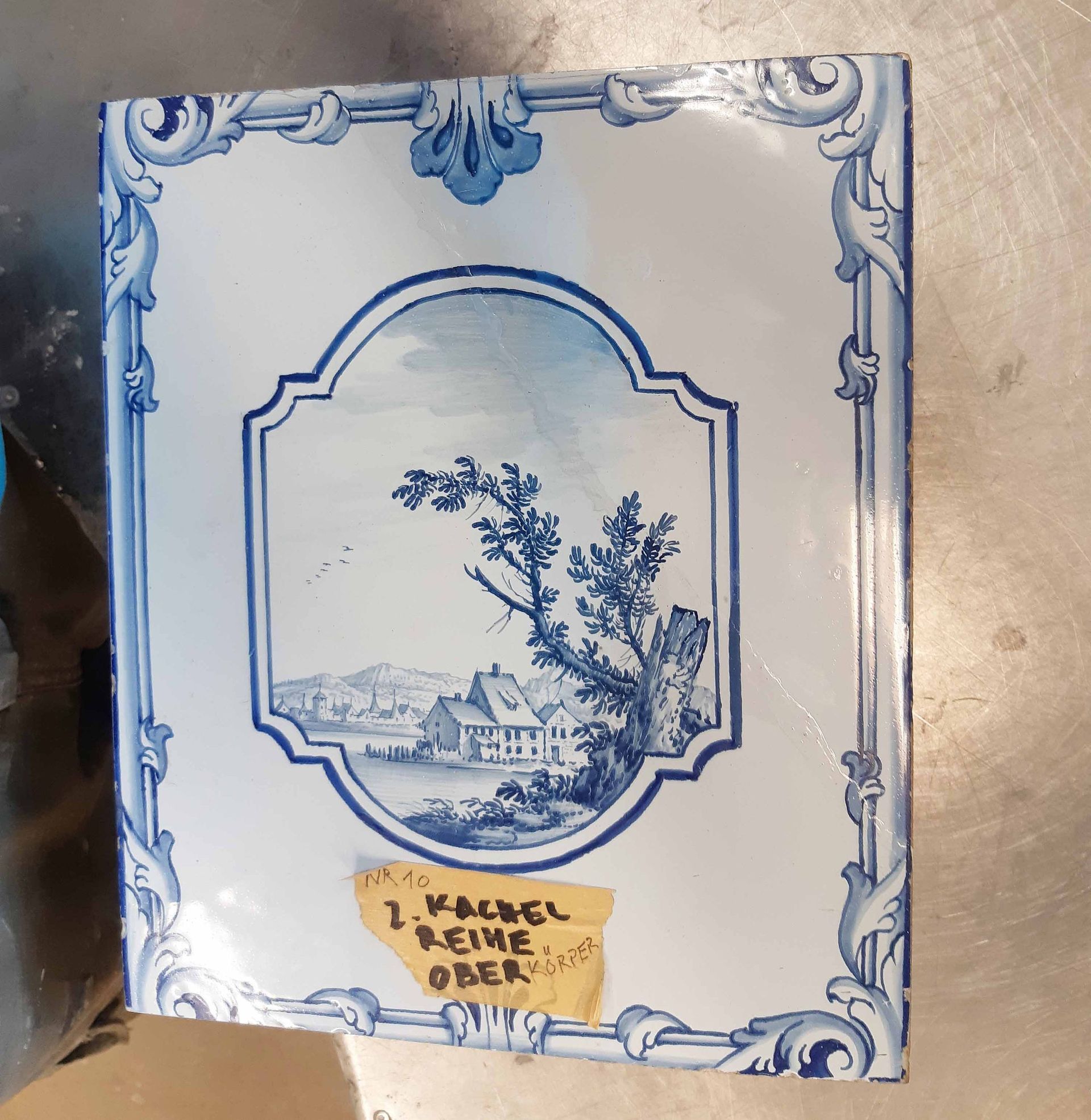 Retouche sur les défauts d’émaillage des carreaux de poêle