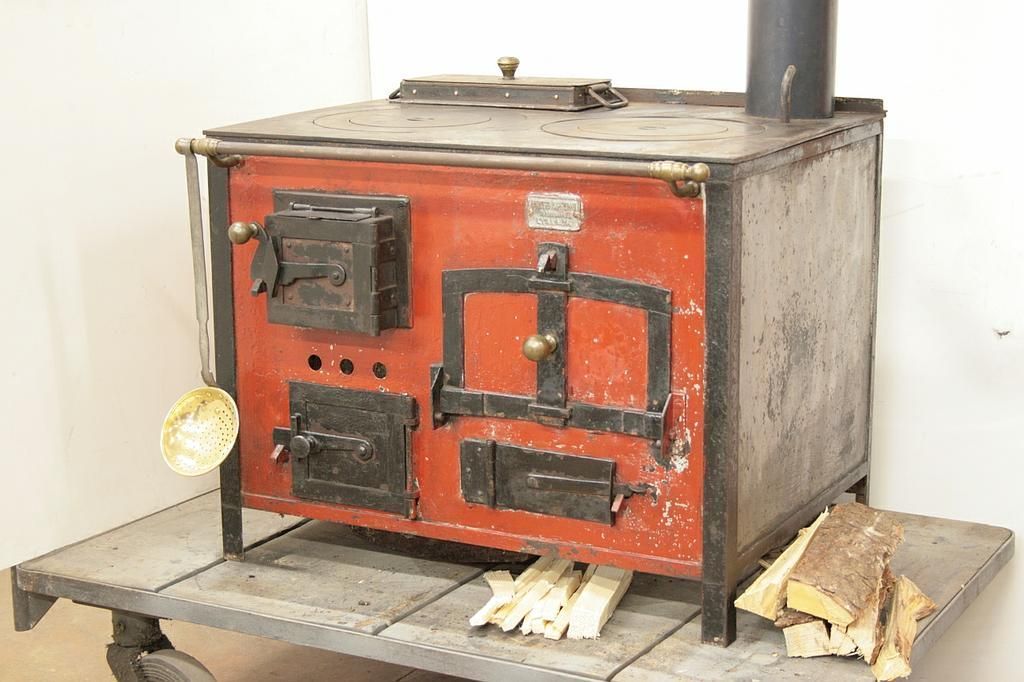 Fourneau rustique n° 936 – Perler Ofen / Cuisinière à bois, vers 1900, avec deux plaques de cuisson, panache (également possible avec du cuivre visible plus haut) et grand four, légèrement arrondi en haut. Coupe-feu rustique, singulière. La porte à cendres est très rare, car il ne s’agit pas d’un simple tiroir comme d’habitude. Fabriqué par Fritz Spring, forgeron, Lyssach.