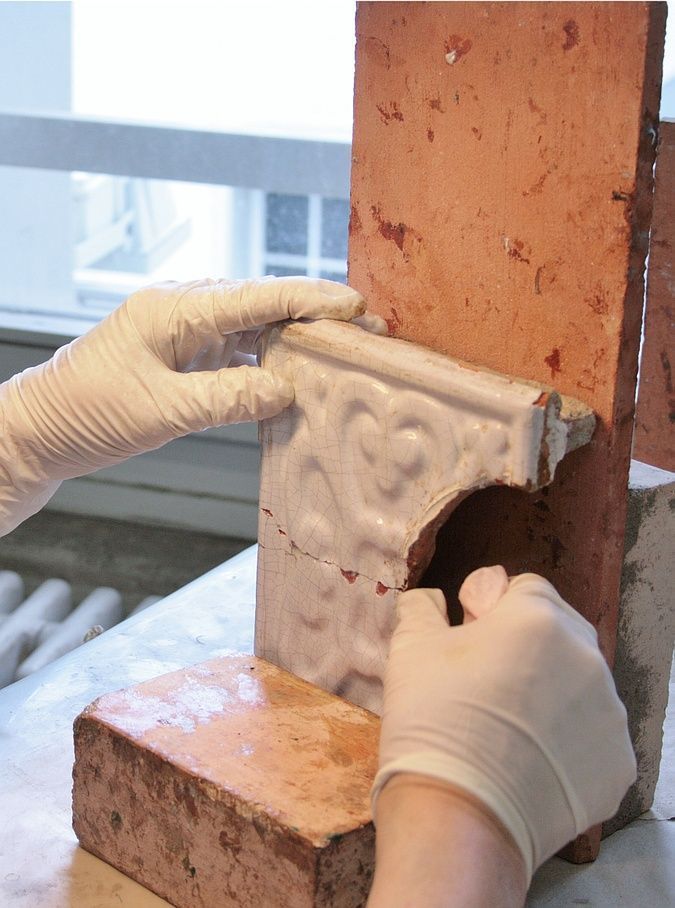 Assemblage de carreaux défectueux et fissurés à l’aide d’une colle résistante à la chaleur