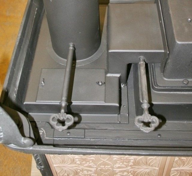 Fresh air supply seen from below in a freestanding tiled stove, two injection areas, each individually controllable