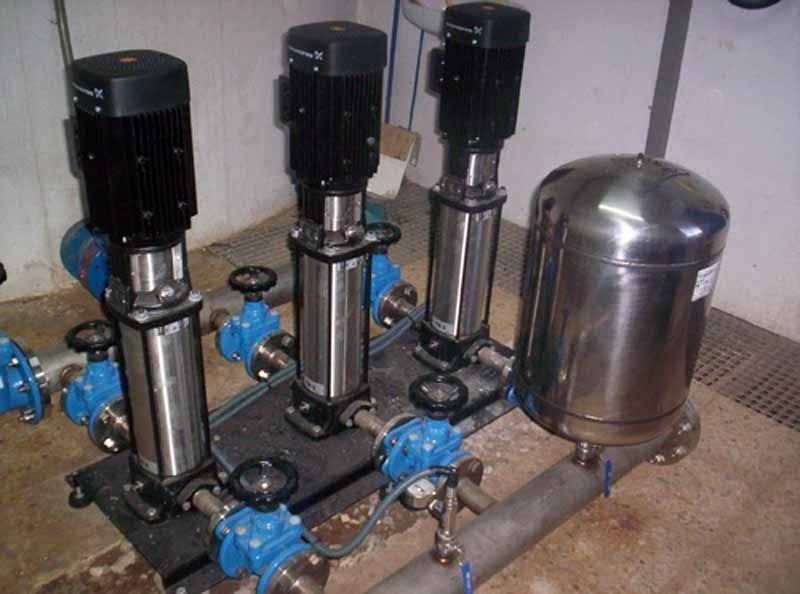 Tres bombas de acero inoxidable están ubicadas una al lado de la otra en una habitación.