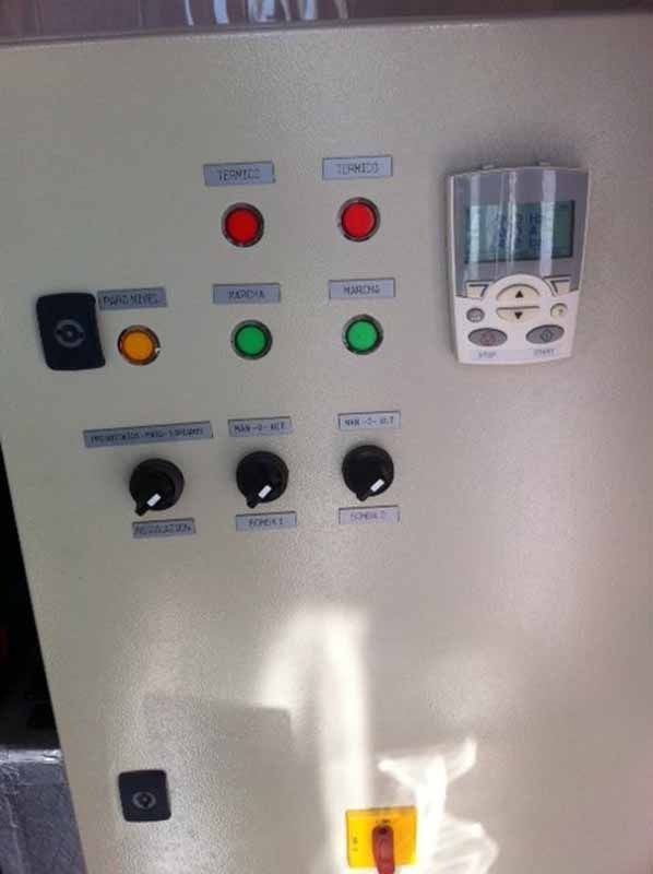 Un panel de control con botones y una pantalla digital