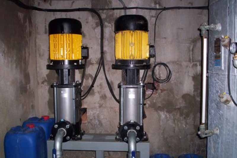 Dos bombas están una al lado de la otra en una habitación.