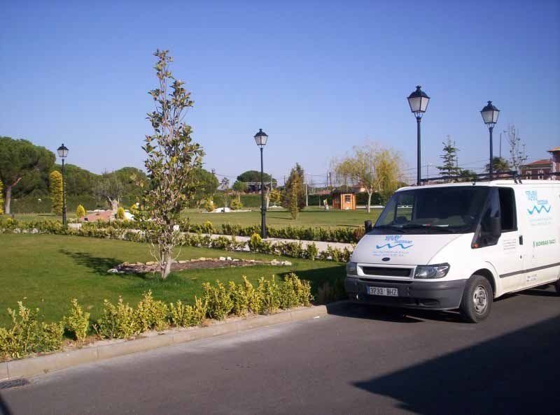 Una camioneta blanca está estacionada al costado de la carretera